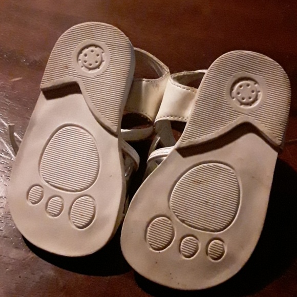 The Children's place off white  girls  SANDALS. - Picture 2 of 3